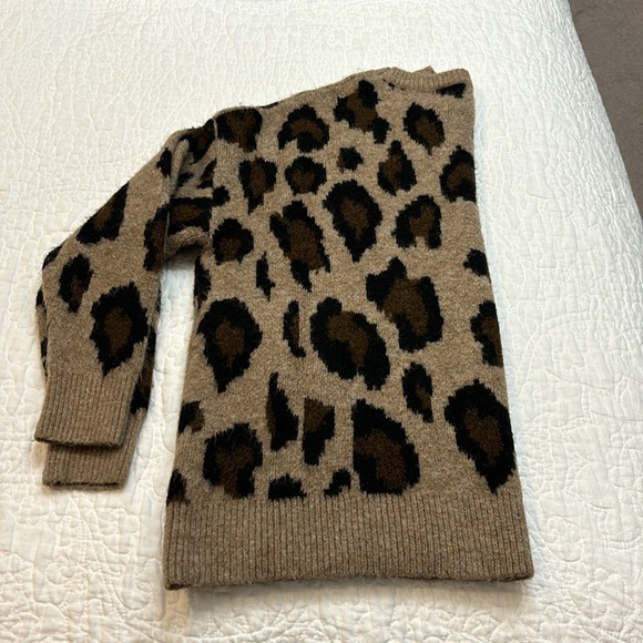 Jolie leopard print sweater. Size medium. - Picture 11 of 13